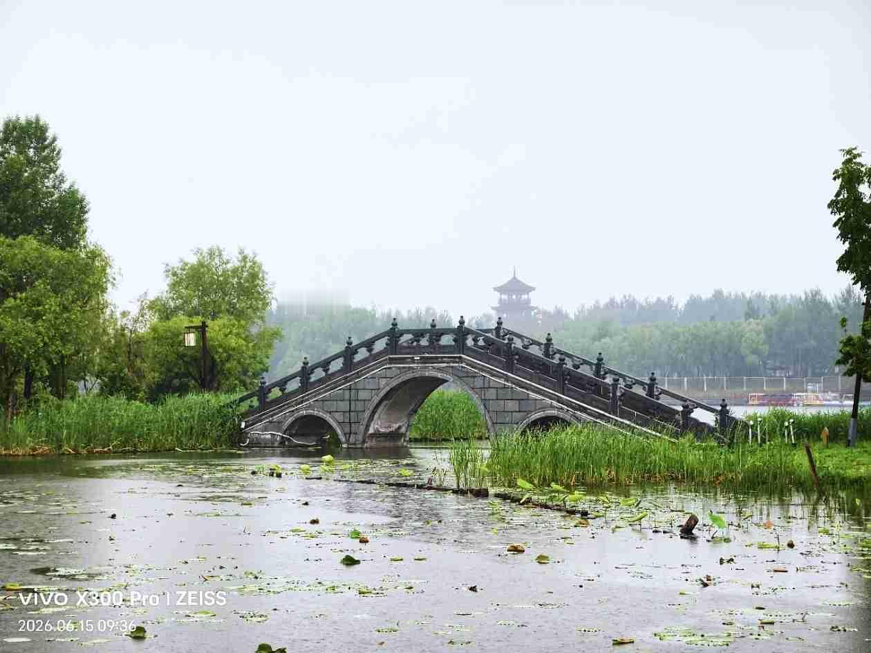 今天天气，雷雨天，气温16度至22度，西南风3级，空气质量优。

适合出游，穿长