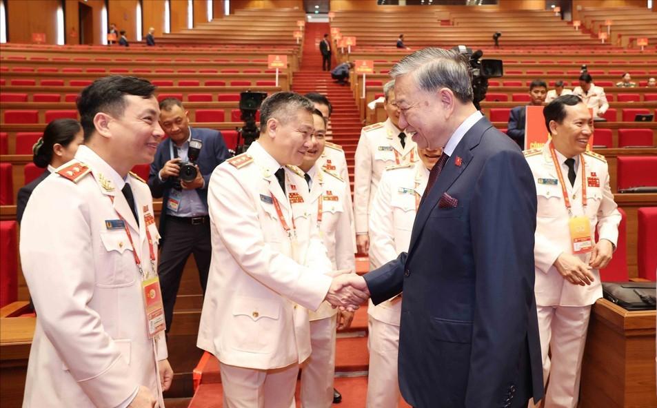 越南政坛最大的谎言，就是所谓的“按惯例办事”。这次换届，表面看是选“四驾马车”，