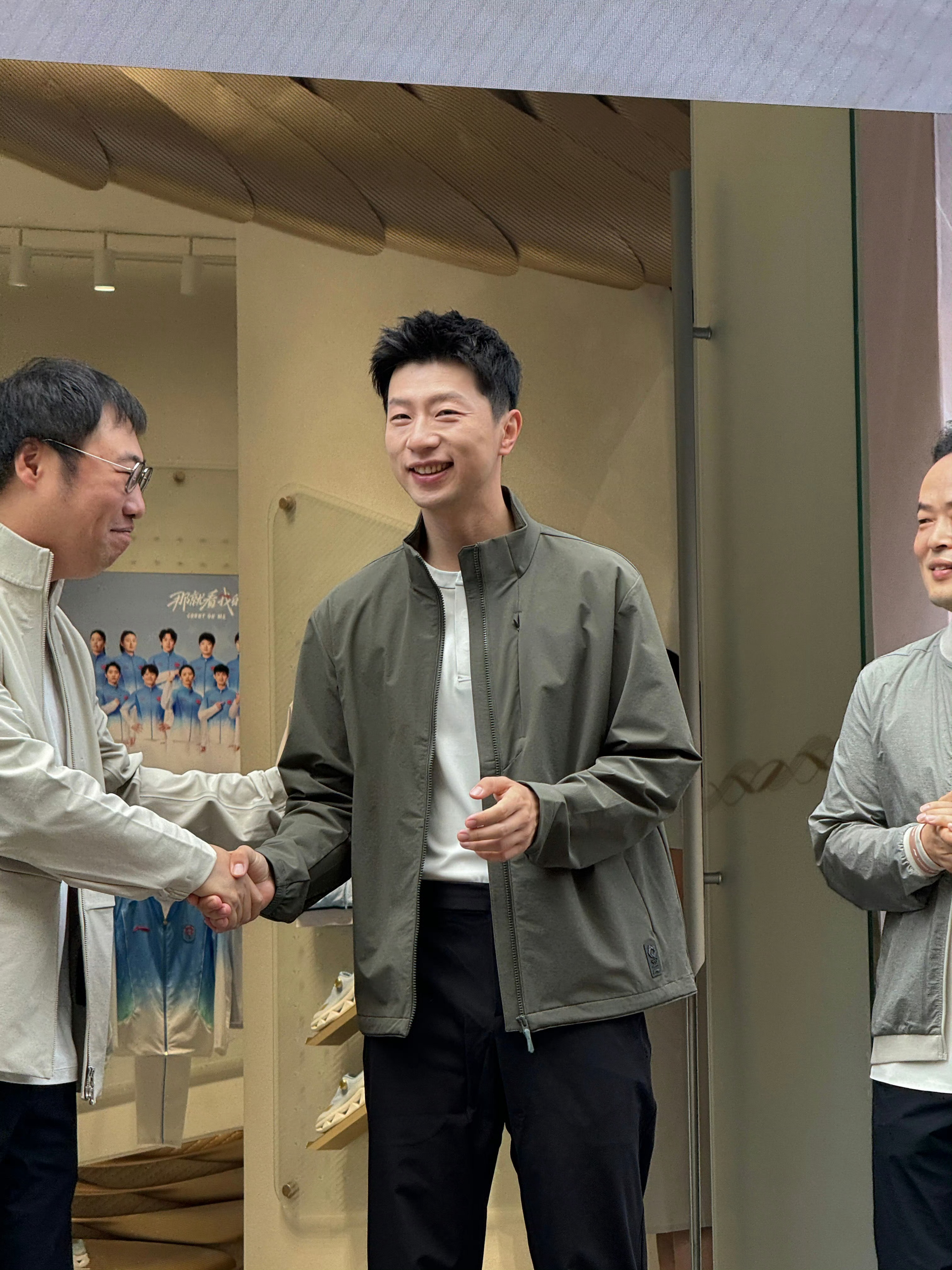 整个上海都在偶遇靳东马龙靳东马龙上海街头同框路透上海限定名场面✨靳东马龙街头同框