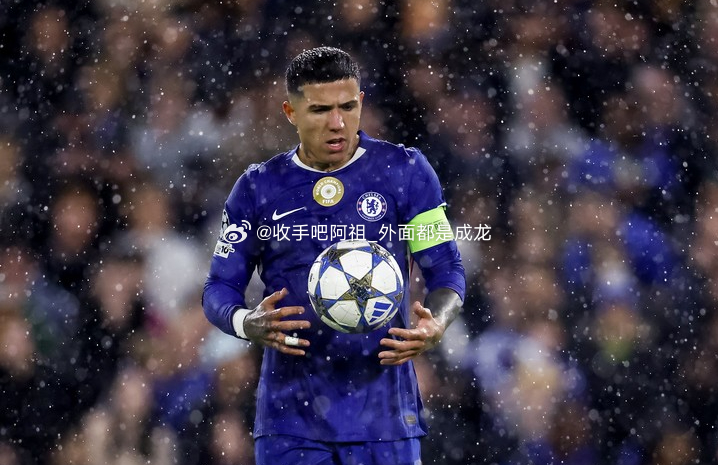 据阿根廷《奥莱报》报道，在切尔西3-0大胜狼队的比赛后，中场核心恩佐突然宣布退出