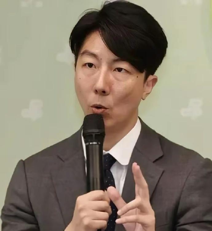 一眼认出绿营人的方法
男的看发型：大部分（不是绝对）绿营男的偏爱留长，并且中分居