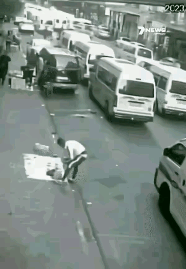 这种情况，只有一种可能～～～就是路下埋的燃气管道发生了爆炸