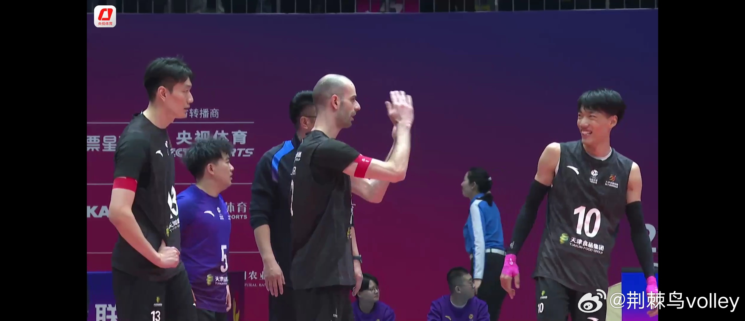 哈哈哈，薛智鸿反击拿分，跑了一圈，小表情太可爱了。裁判判出界，结果挑战牙压线上?