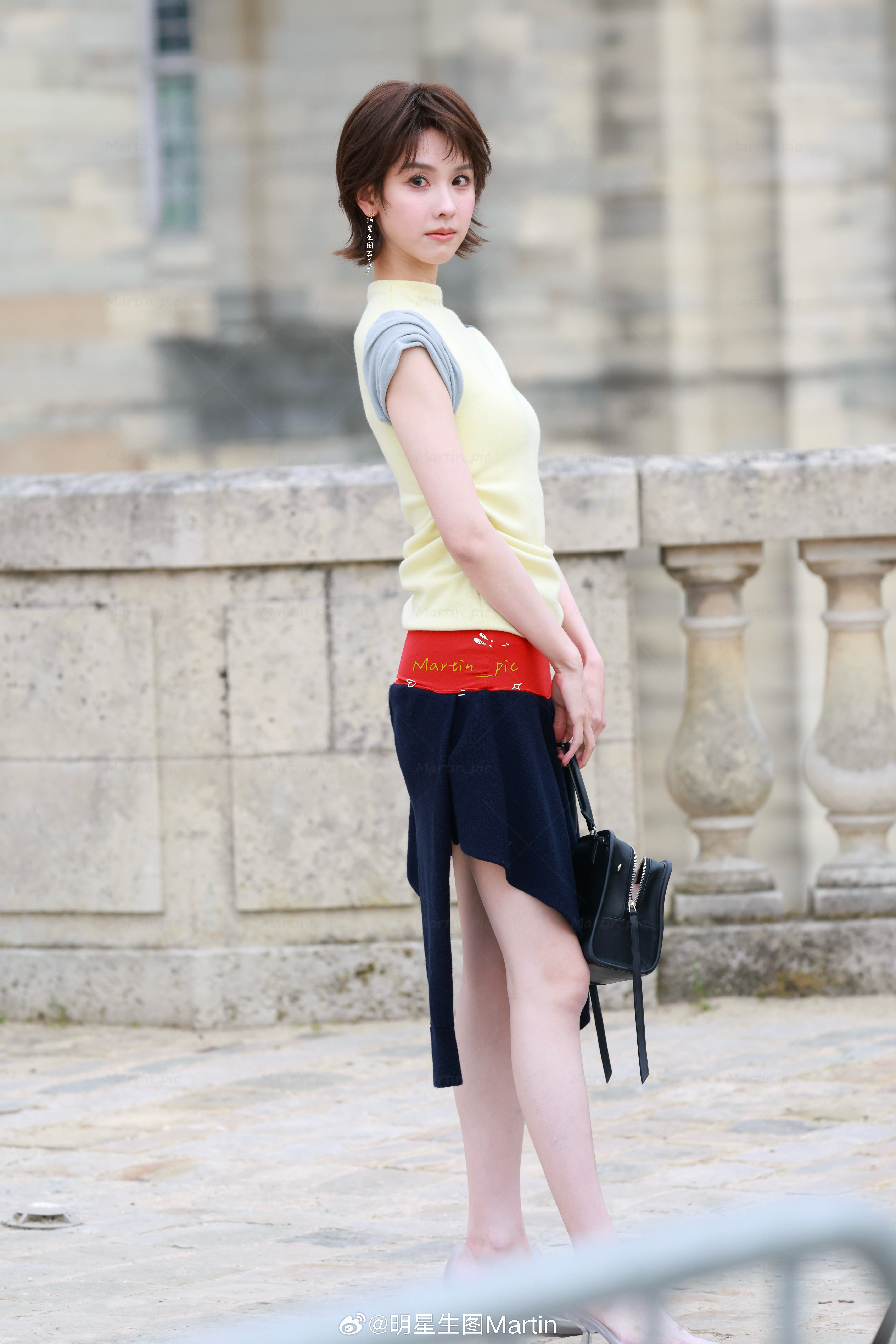 陈都灵  陈都灵 𝟐𝟔𝟎𝟑𝟎𝟔 罗意威大秀生图！短发嘟嘟的比心🫰?