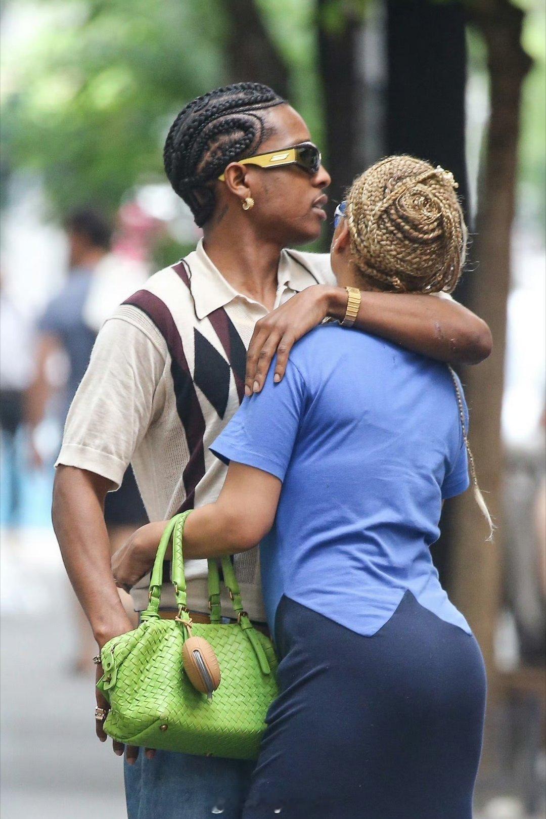 #蕾哈娜我退休了短袖#蕾哈娜穿“我退休了”T恤，想get同款了[喵喵]（cr） 