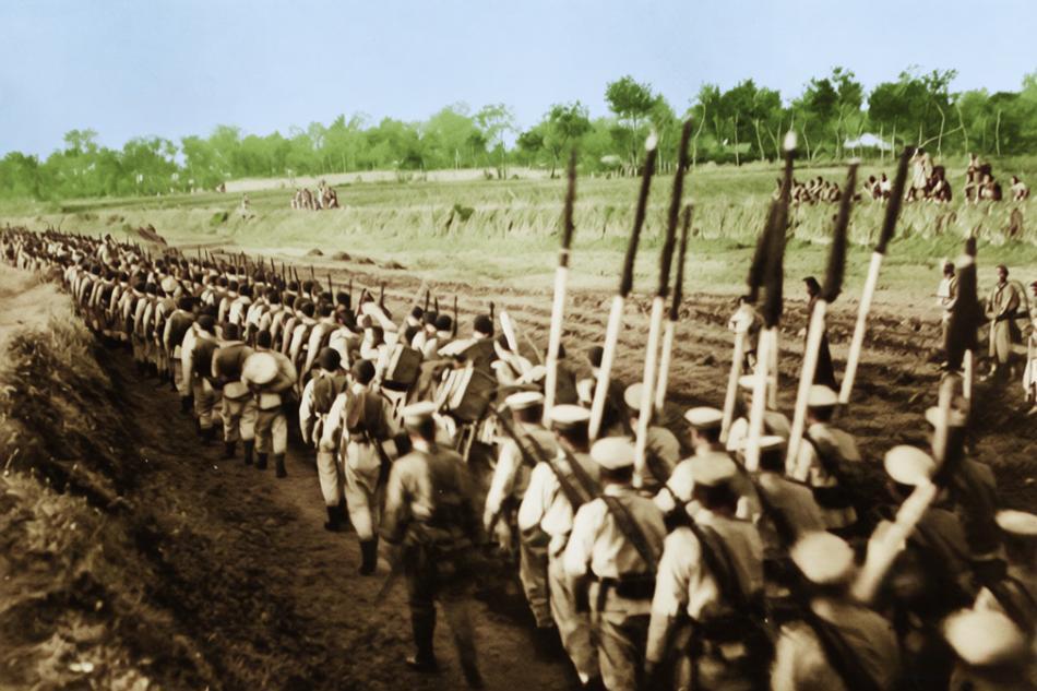 这张照片记录的是1907年涿州附近的军事演习，清末新军陆军第一镇（原京旗常备军）