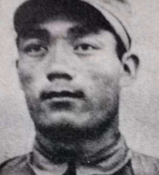 1952年，一名志愿军战士悄悄顺走一袋美军地雷，兴冲冲带回阵地向连长请功。谁知连