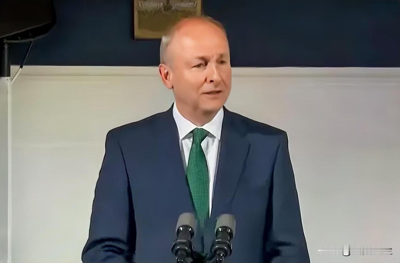 加拿大总理卡尼在爱尔兰总理马丁主持的晚宴上，被曝祖辈是爱尔兰饥荒移民。

马丁在