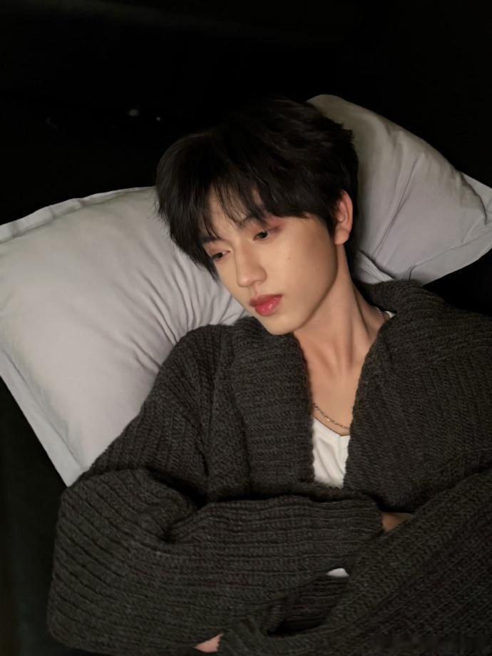 张桂源跳freeze的温度差，女友视角爽麻了