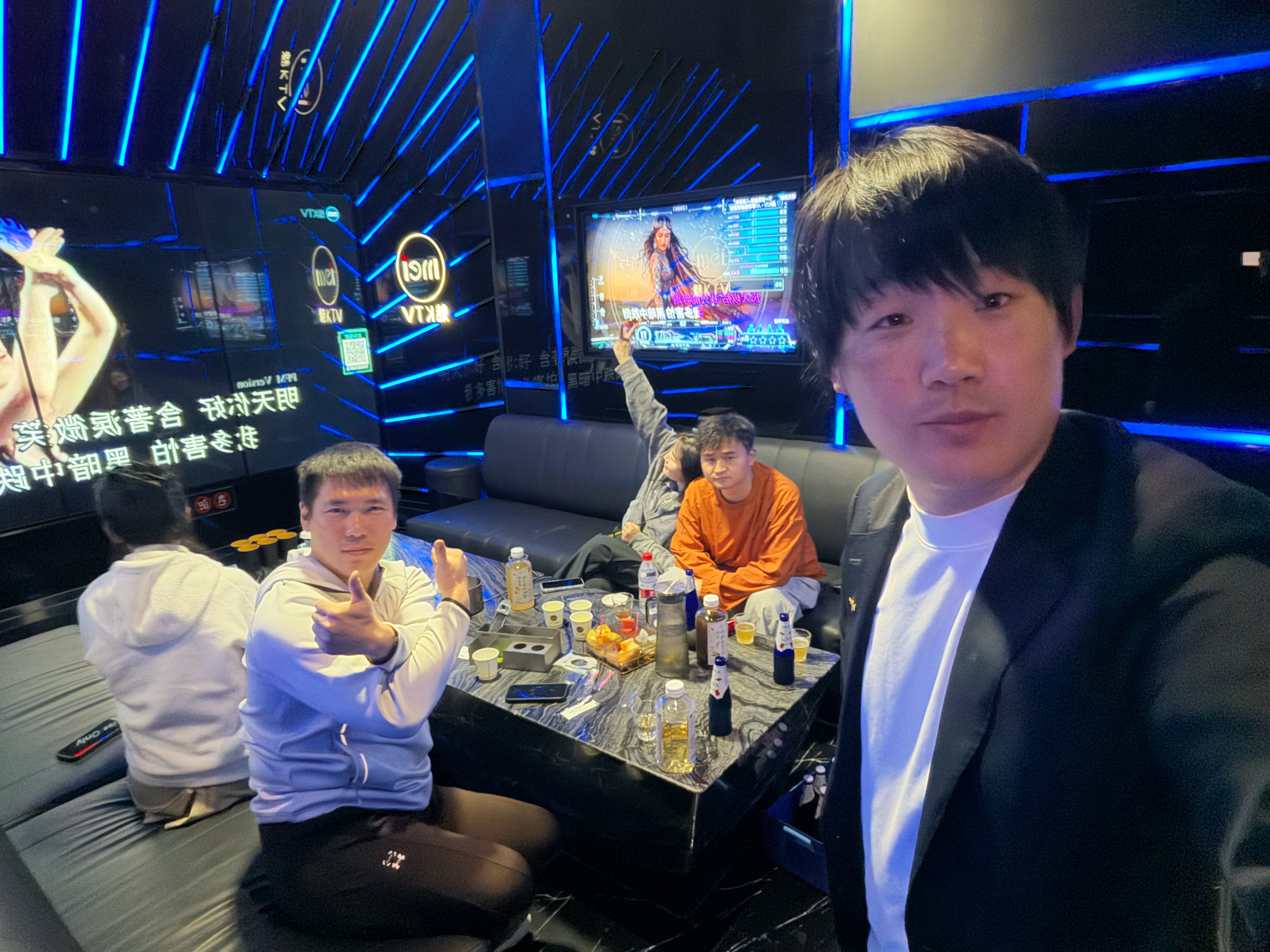 房间很明亮，很明显，因为我是电灯泡 