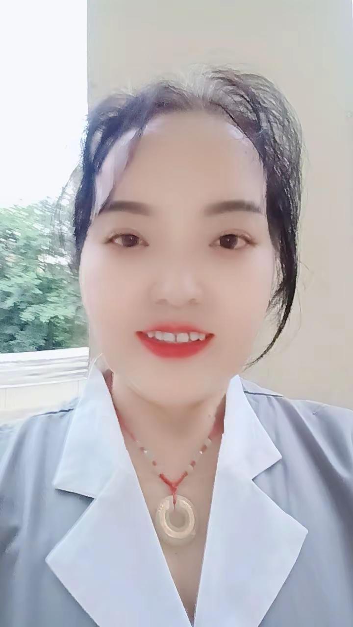 穿工作服也很美