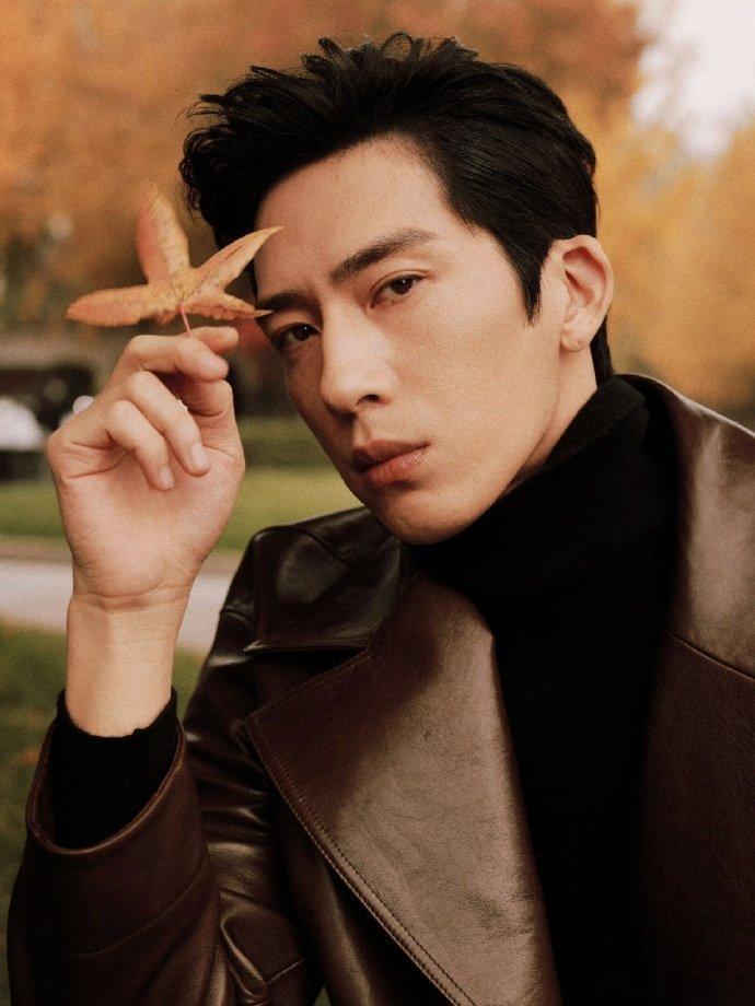 井柏然都市高智感 井柏然美拉德造型太绝！廓形皮衣+黑色立领毛衣，发型简约尽显质感