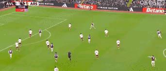 昨晚守着英超直播的枪迷
是不是盯着补时的红色数字
突然就攥紧了手里的啤酒罐？
1