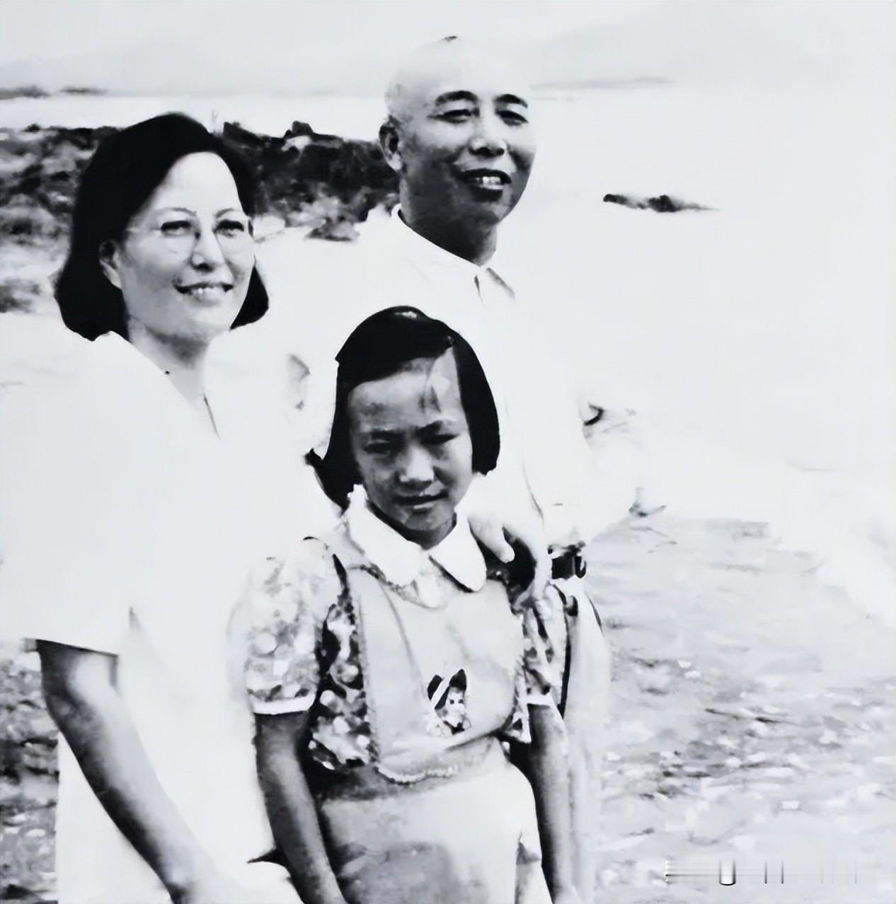 80年代，开国上将宋时轮与夫人郑晓存及女儿宋百一的一张十分珍贵的合影。郑晓存是宋