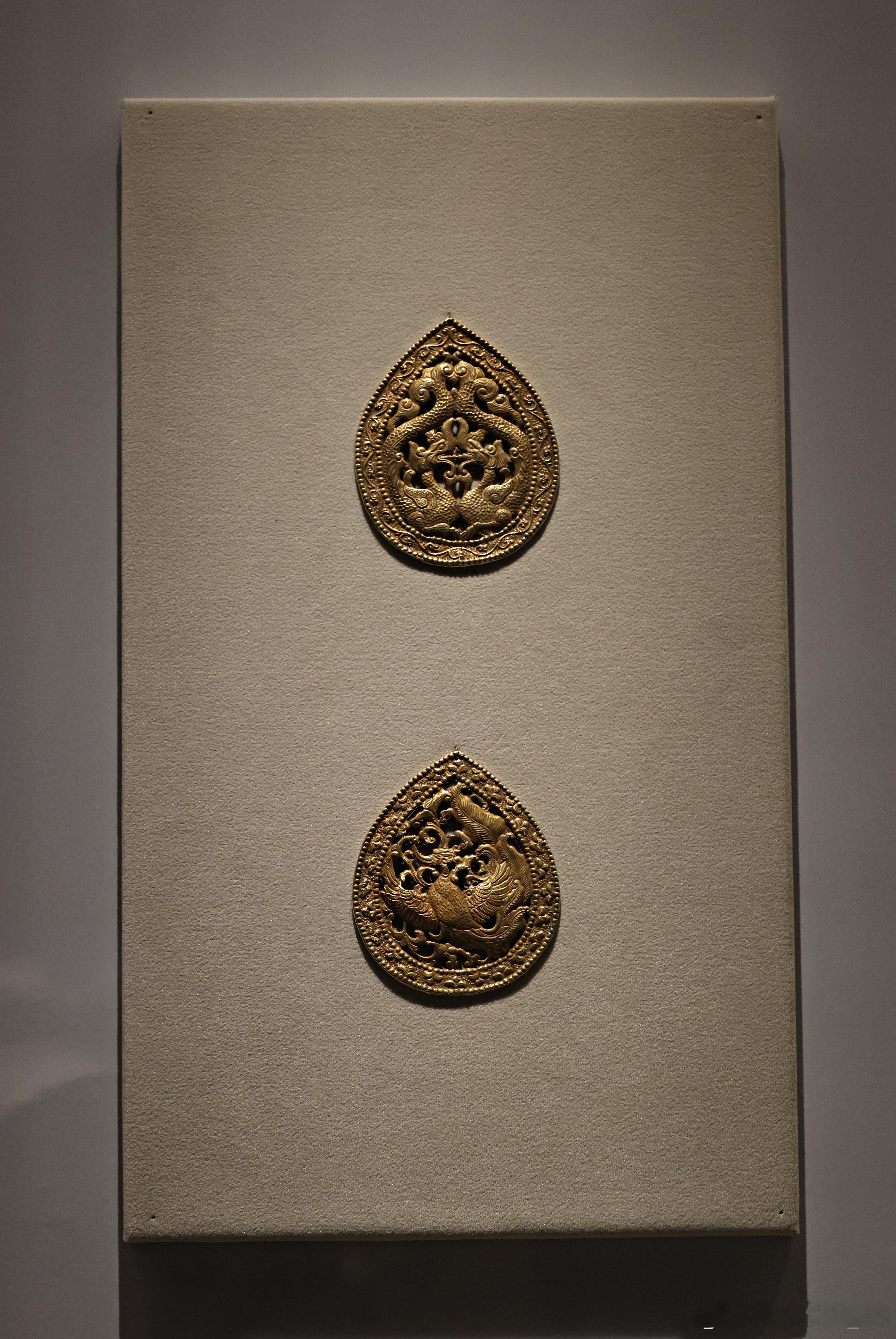 金帔坠辽 （公元916-1125年）国家博物馆藏 内蒙古出土。两件金质的坠子，采