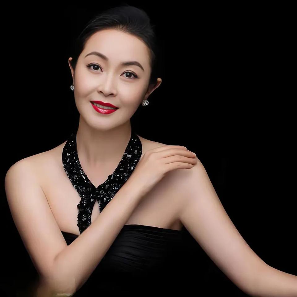 方晓莉，今年50岁了，长得好漂亮，出演的影视作品可能有上百部，许多名作中都有她的