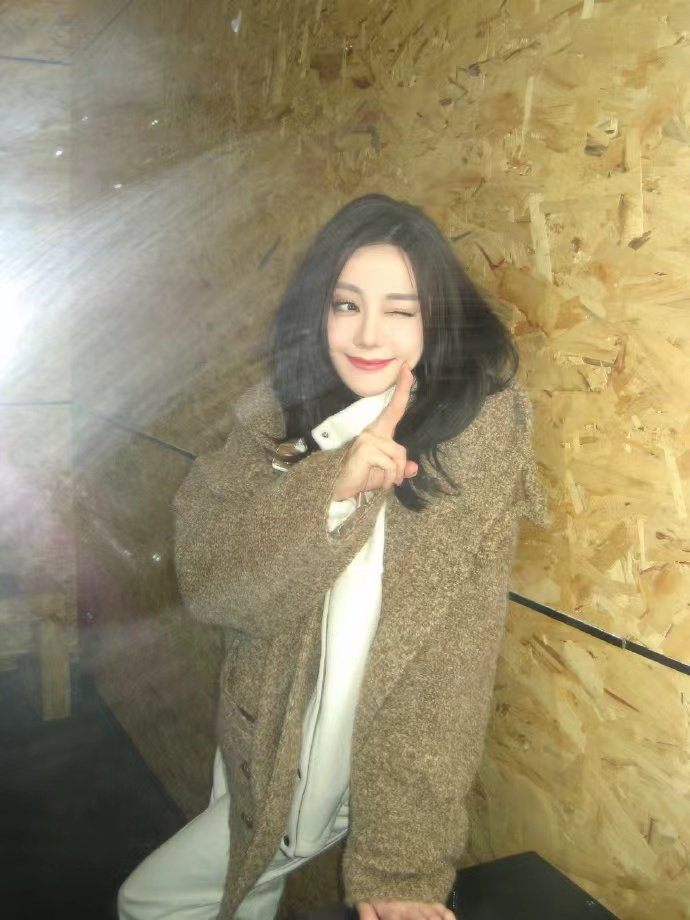 迪丽热巴防沉迷 热巴齐肩短发  迪丽热巴防沉迷，热巴齐肩短发，谁懂和这个衣服半遮