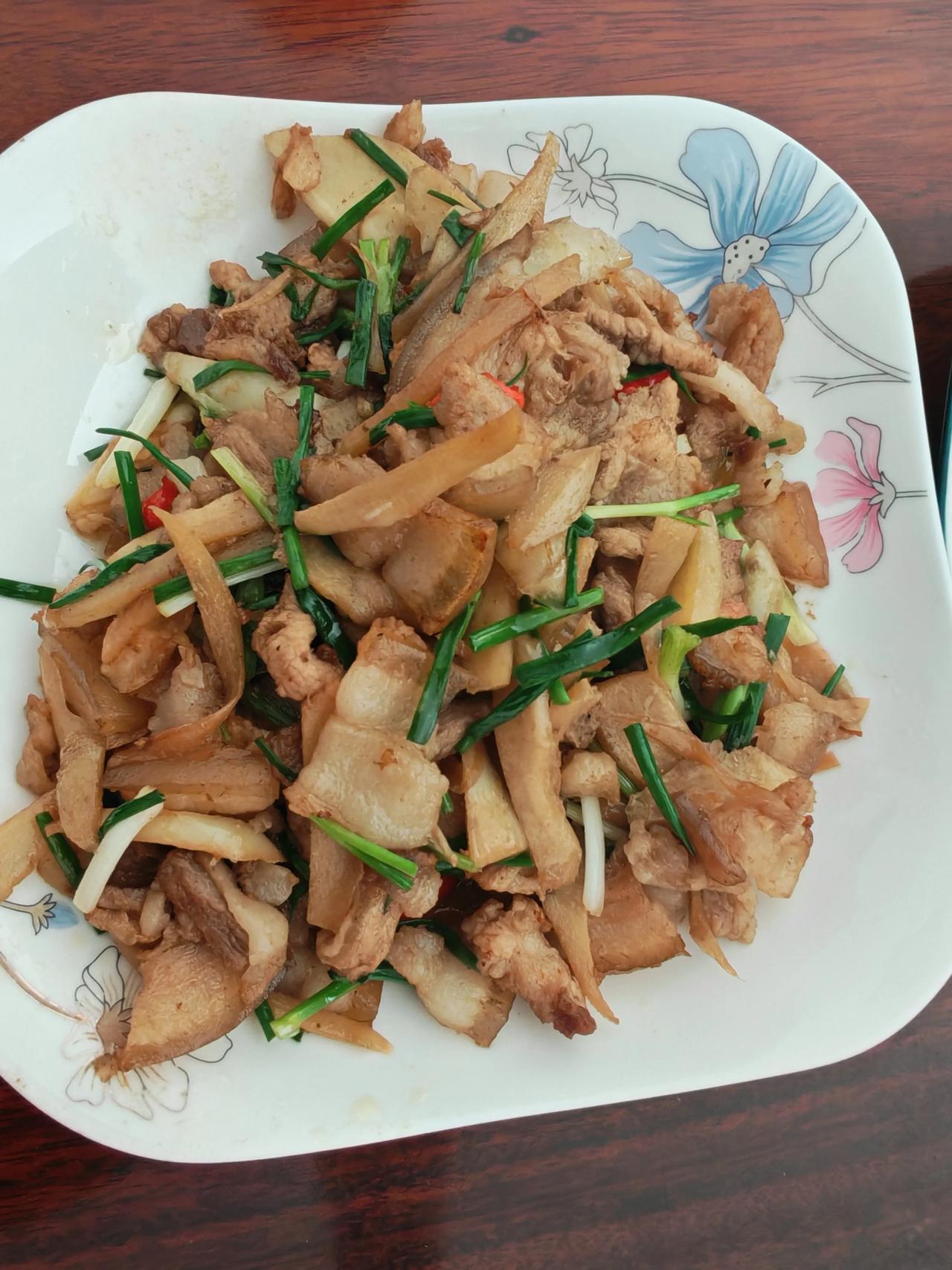 家常萝卜干炒五花肉，朴实饭菜最暖心
 
人间烟火，藏在一盘简简单单的家常菜里。今