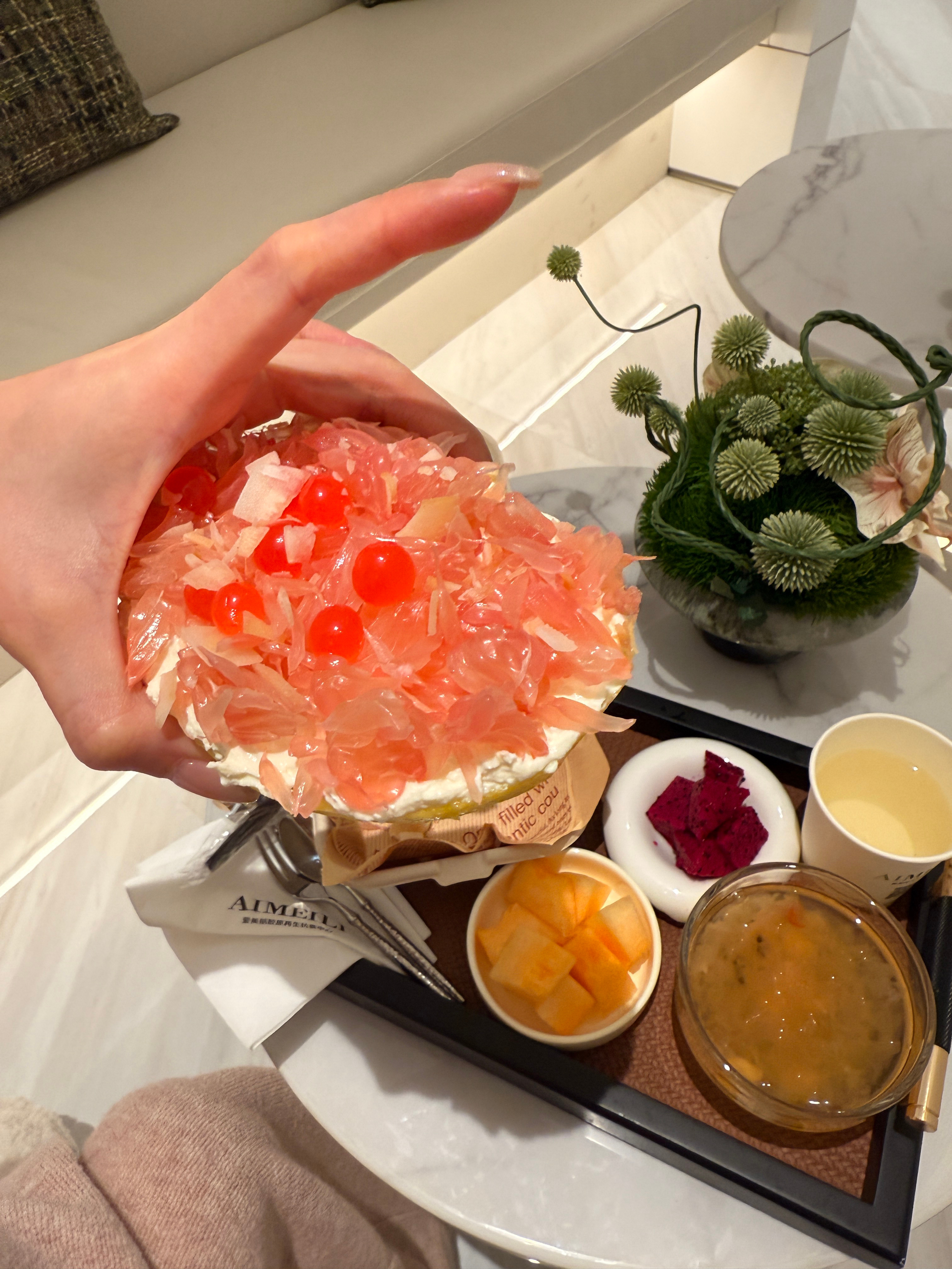 做脸的时候随口说了句最近很火的一种甜品吃法还没试过 睡醒后下楼发现我的丹丹美容师