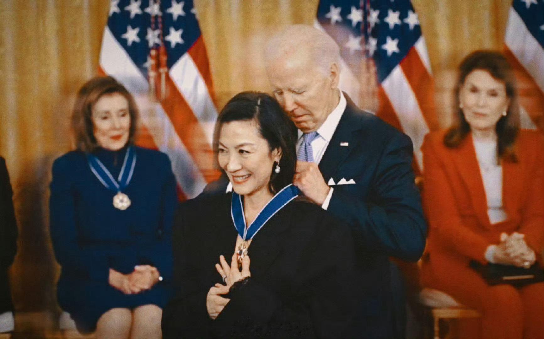 杨紫琼被授予美国总统自由勋章，听话的少数族裔女性，还可以用来爆金币，buff叠满