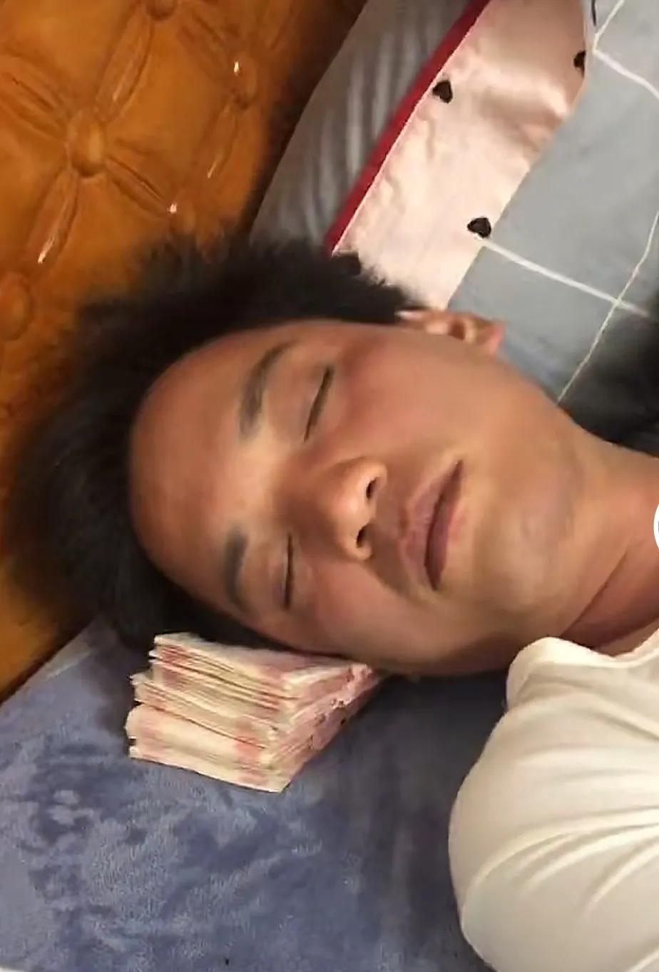 我一定会按照老奶奶说的去做，在元旦前一天晚上给枕头下放 99 块钱的[发][发]