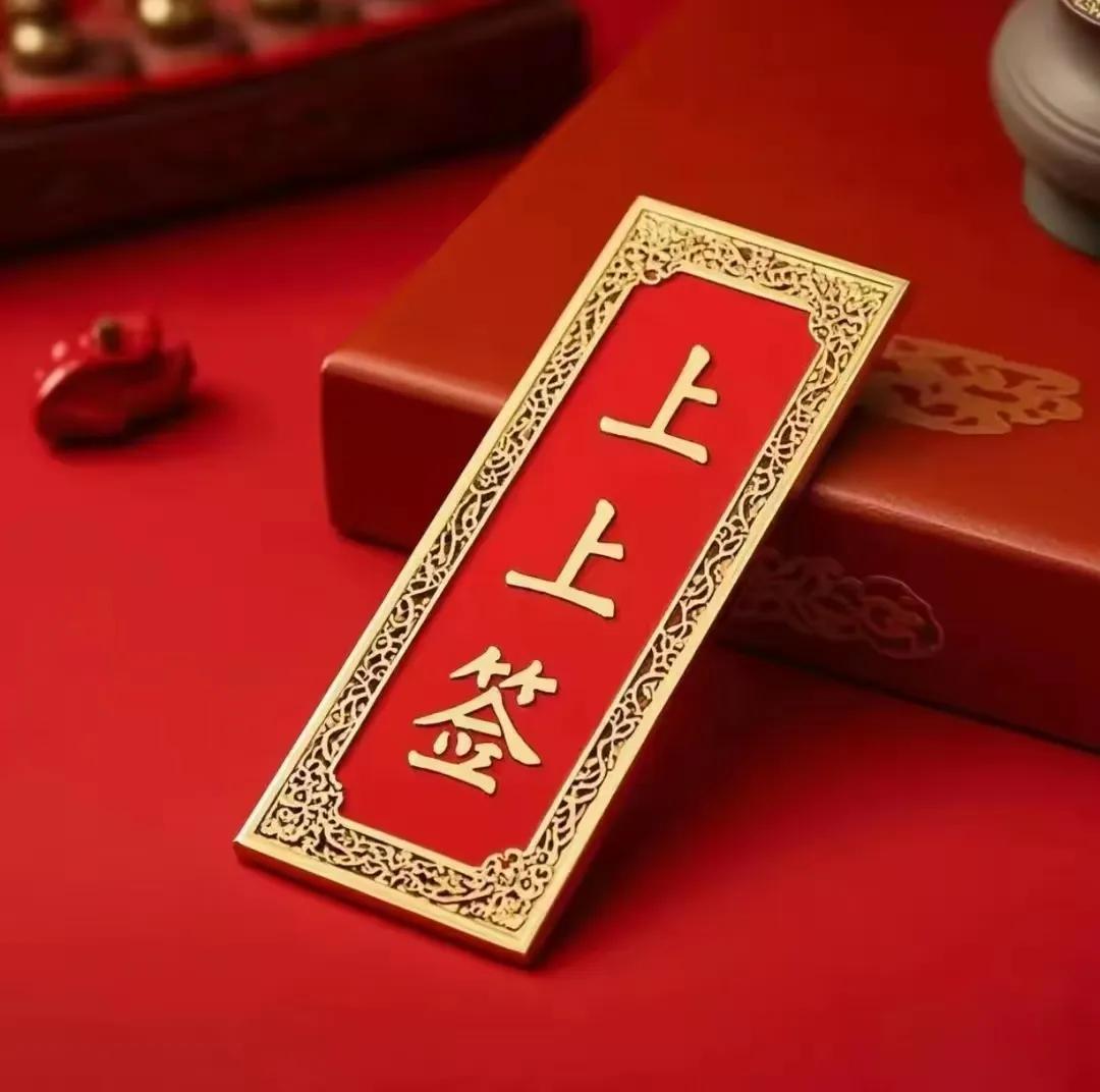 甜蜜的人间夏天来了

南风掀开第五片云朵时
篱笆外飘着晚春的碎花裙
十万支荷箭刺