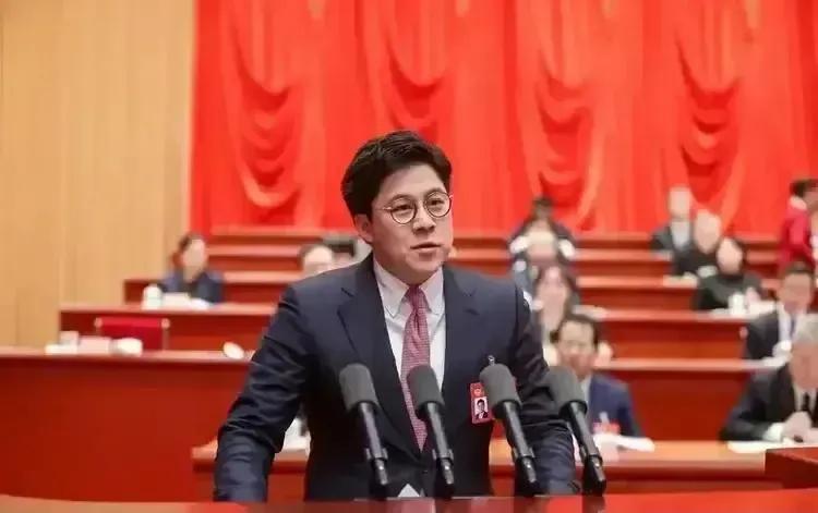 一夜之间，霍启刚从斯文书生变身为“硬汉大佬”！如此迅速地崛起，太过令人瞩目~

