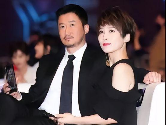 2012年，吴京第一次去拜见岳父，忍不住多喝了两杯，一时兴起，他拍着岳父的肩膀说