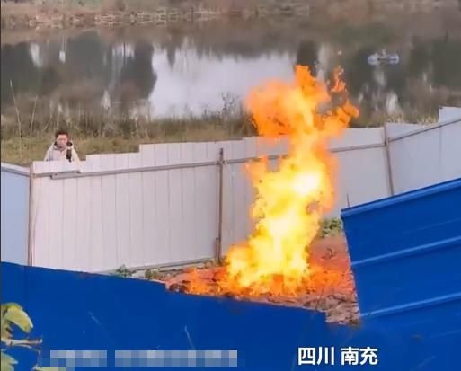 “天上掉馅饼了？”近日，四川南充，一老人家的菜地在晚上突然着起火来，邻居见状后立