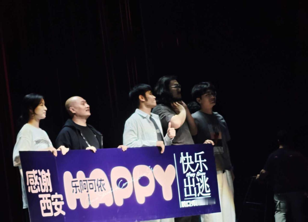 周末快乐出逃
大翟真的好可爱！！也特搞笑，不愧是翟冠
原来节目里说多子宣线下很炸