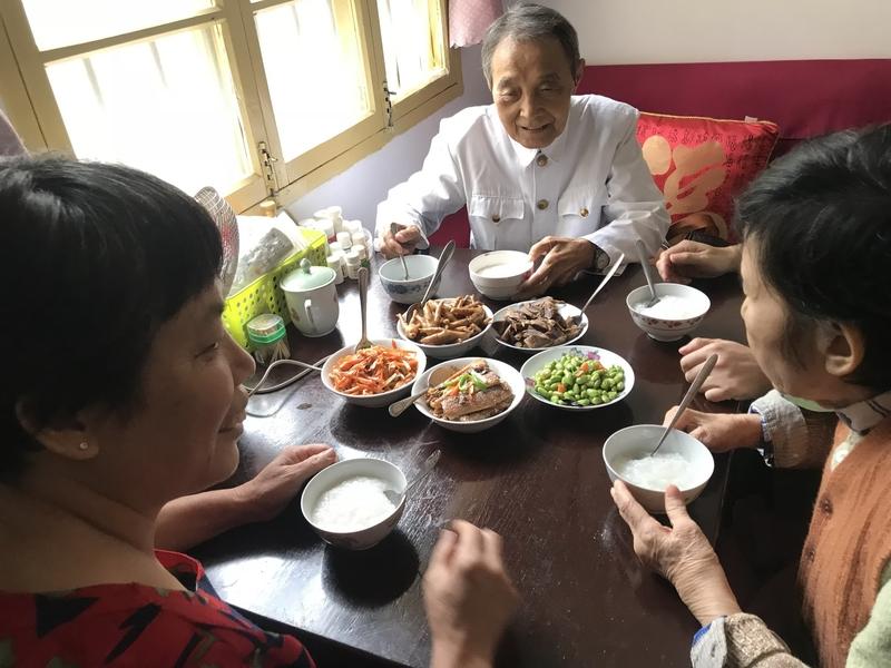 63岁的大老爷们，鼻涕一把泪一把，把兜里所有毛票全塞给女儿：“我只有这些了，带我