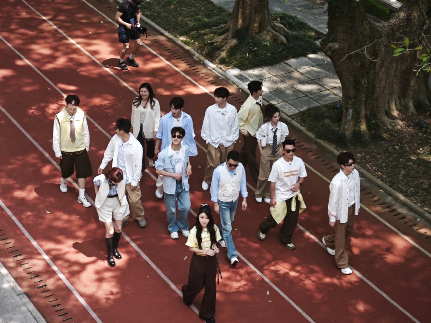 李昀锐漂亮小狗李昀锐正在看着你 哈哈哈漂亮小狗 李昀锐这张图好神啊 