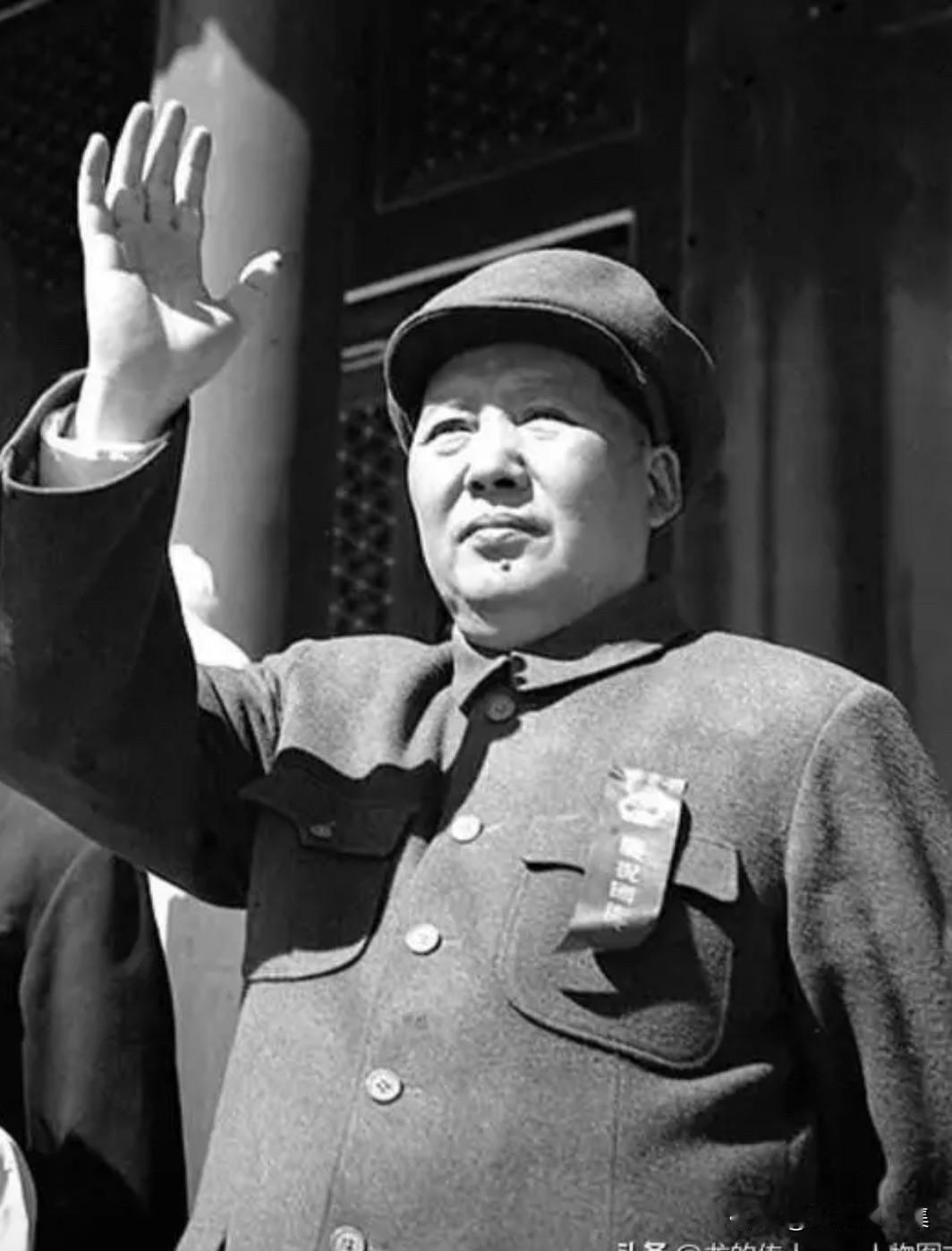 1952年10月1日，中央人民政府主席毛泽东在天安门城楼上向群众挥手。天安门城楼