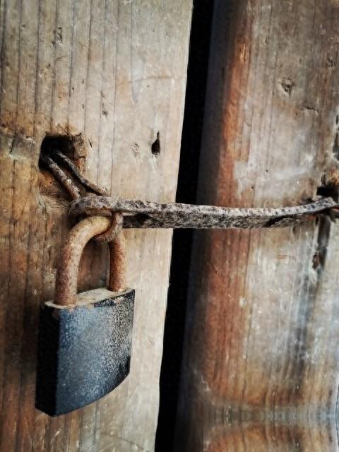 非常现实的一段话：
父母去世了，
兄弟姐妹，最好不要经常联系。
一代亲，两代表，