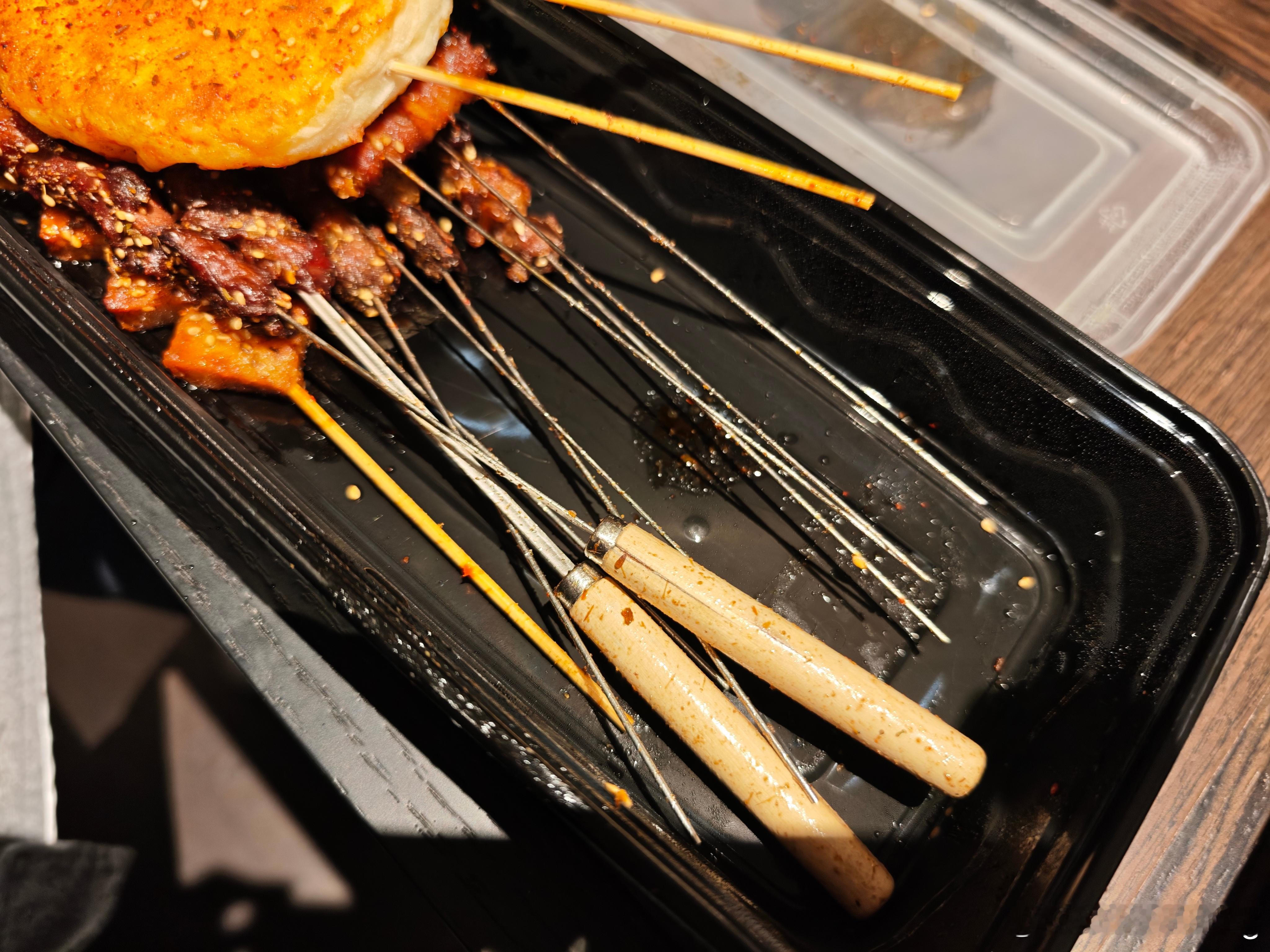 点了份烧烤外卖，几乎全是铁签子，更夸张的是，还有俩木柄的铁叉，深刻地理解了什么叫