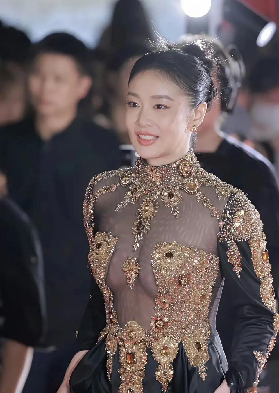高叶的这身衣服….人美死了，衣服丑死了，显得人好壮啊 