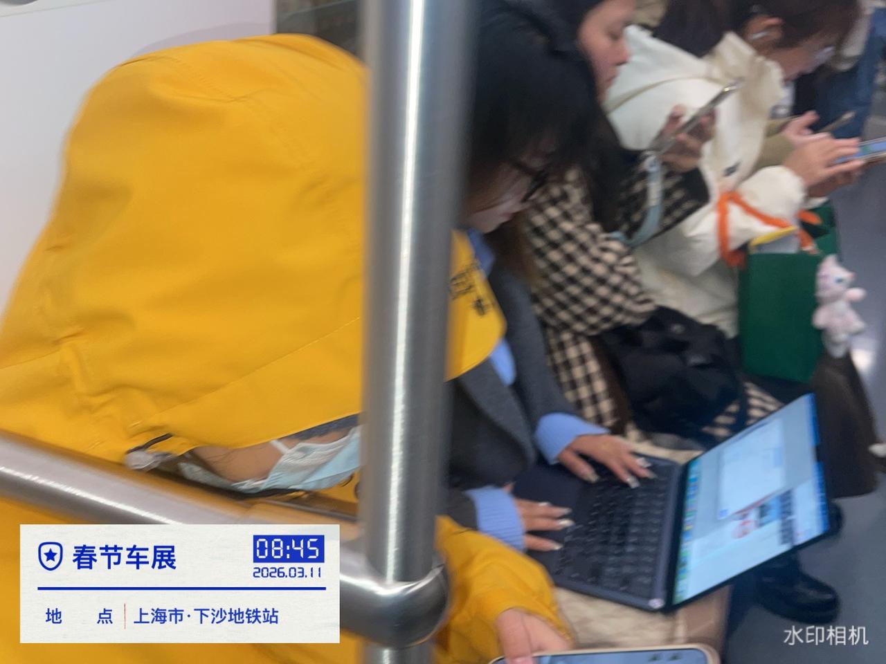 你可以赞扬她很敬业
但是
这何尝不是打工人的悲哀☹️