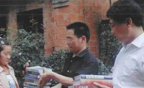 真是个傻孩子！18年前，一名来自河南的高考考生蒋多多公然在考场上违反规定，义愤填