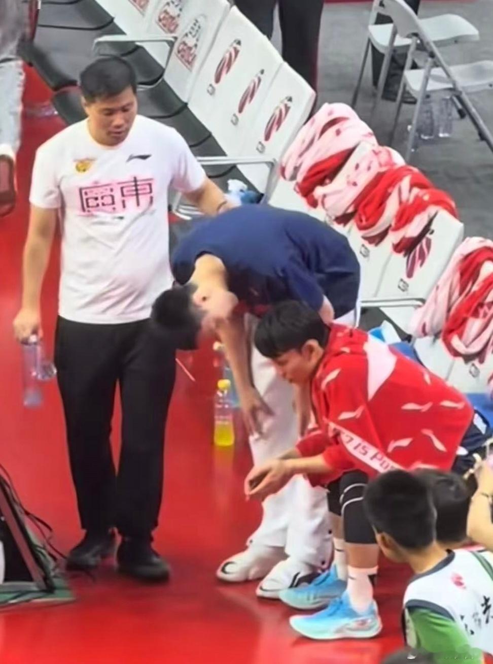 为何状态不佳？徐杰赛后透露：“肠胃炎犯了，一直隐隐阵痛，弯着腰会比站着要舒服一些