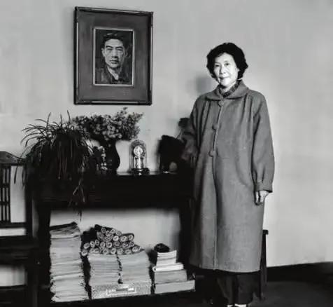 1953年，徐悲鸿猝然离世。几年后，他的妻子廖静文改嫁还生了一个儿子，可是对外她