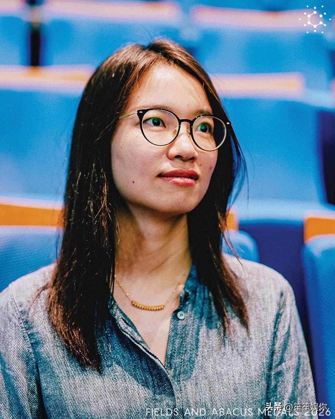 王虹格外讨喜，气质审美占很大比重。从容知性，穿搭简约有质感，分寸感恰到好处，打破