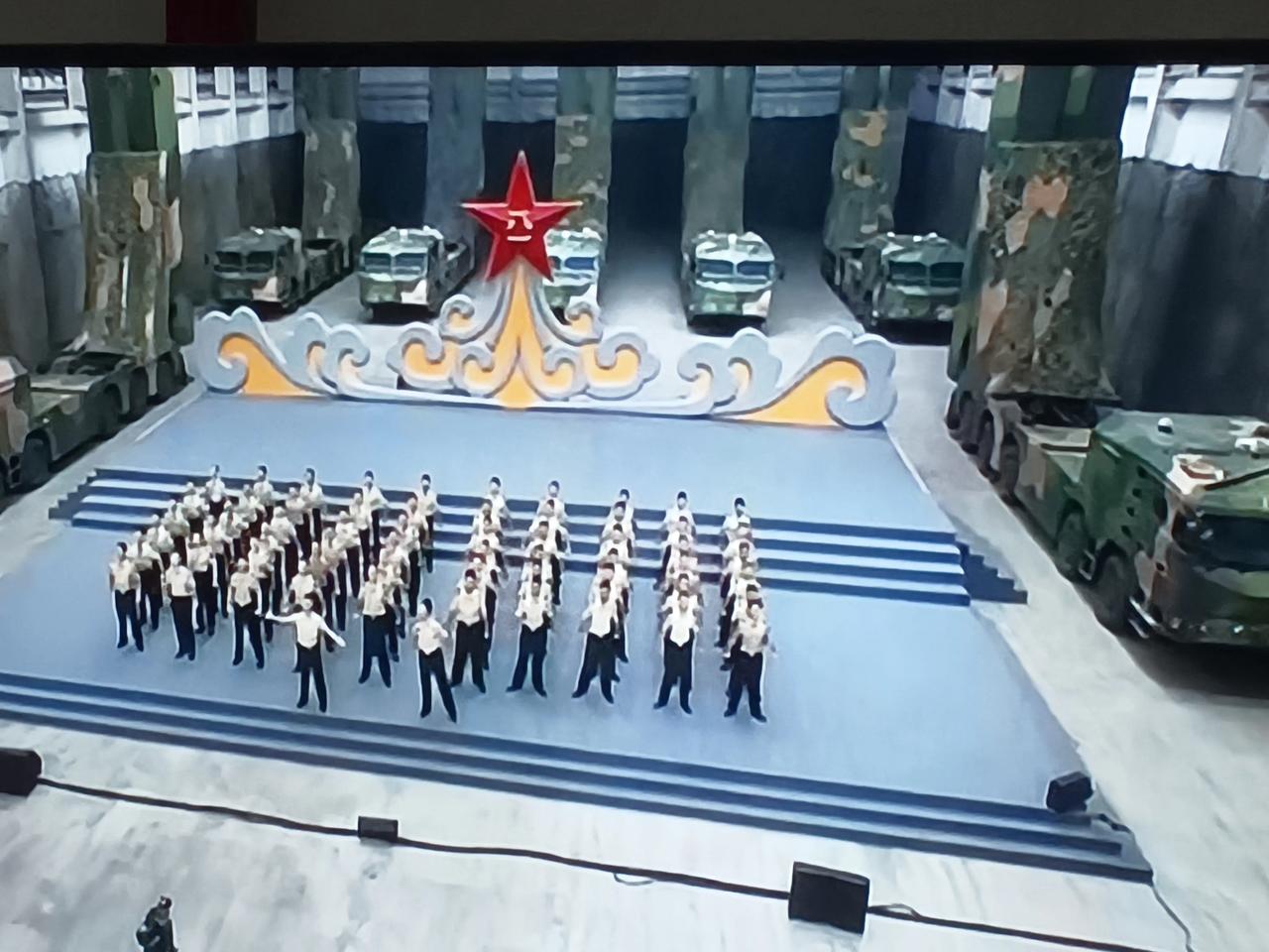今儿是八一建军99周年，中央一套没有纪念，而中央七套国防军事有纪念！！！
我有拍