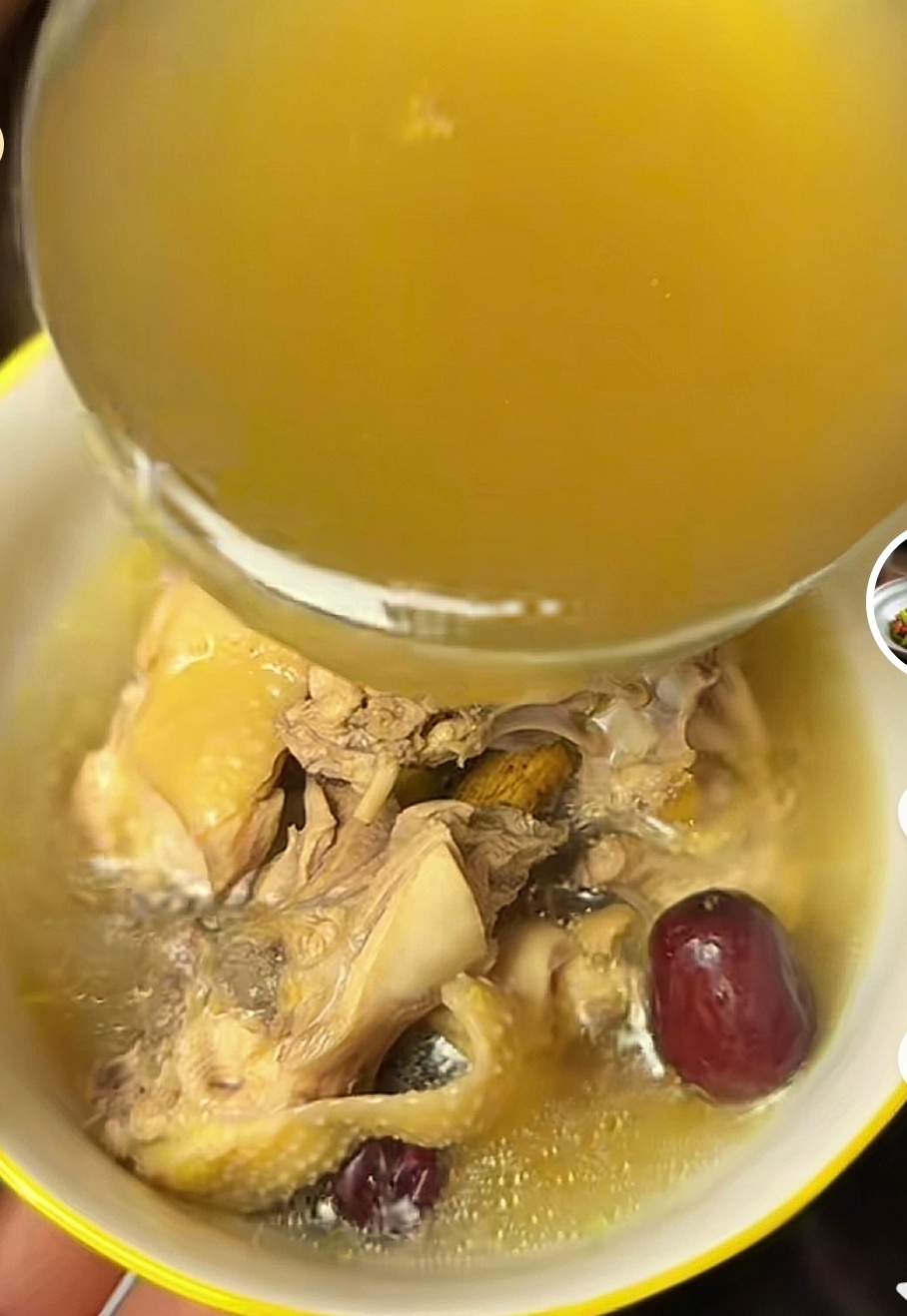 真的太感慨啦！小店走红后全城都来帮忙，邻里街坊搭把手，各行各业都出力。一座城市的