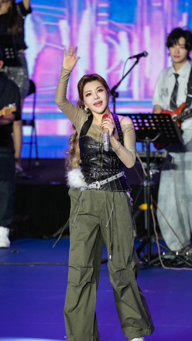 乌兰图雅每天一个手机误触偶然出现的手滑小插曲，见证团队日常忙碌，不拘小节的模样格