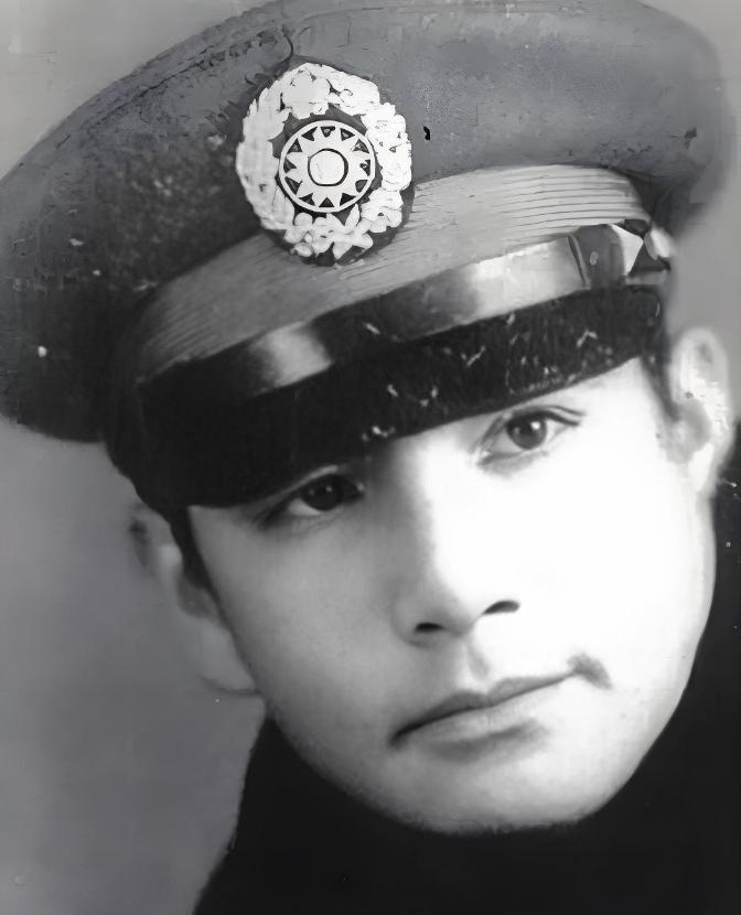 在孟良崮被击毙的国民党整编第七十四师师长张灵甫，他的腿到底是怎么瘸的？

有两种