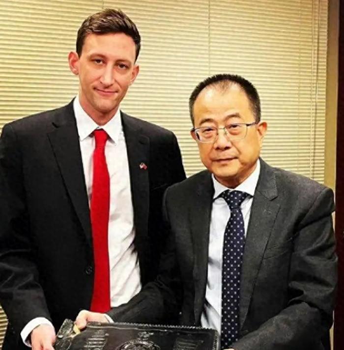 最近有个法国小哥想把自己外祖父拍的那堆日军侵华的照片捐给中国，结果这事儿却闹得挺