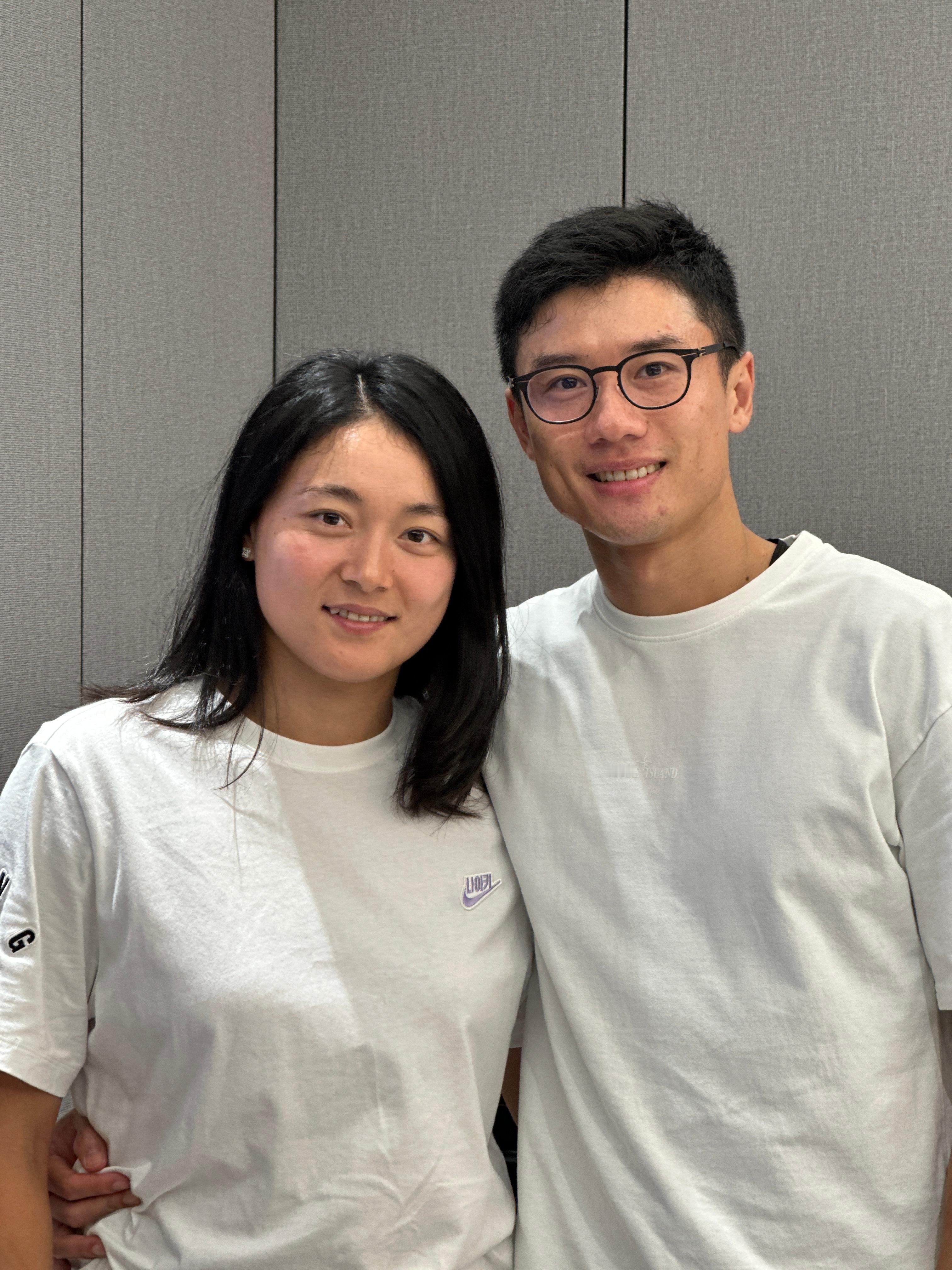 我们从小都学过“眼睛是心灵的窗户”。眼神里确实可以透露出很多东西。这两位年轻人的
