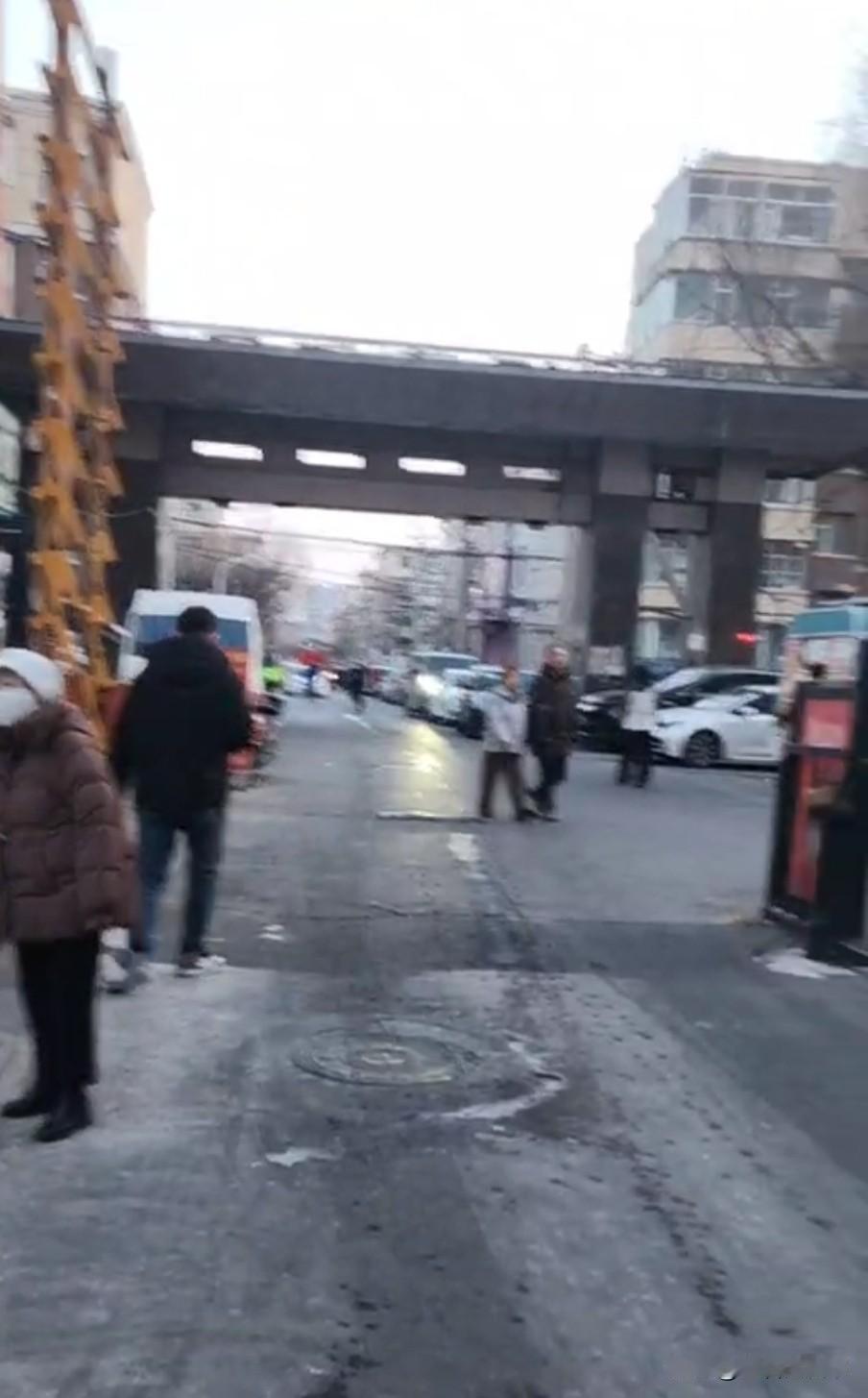 突发：长春绿园区锦江花园三区内大火，一凉亭烧得只剩框架！
根据小区内人员介绍，该