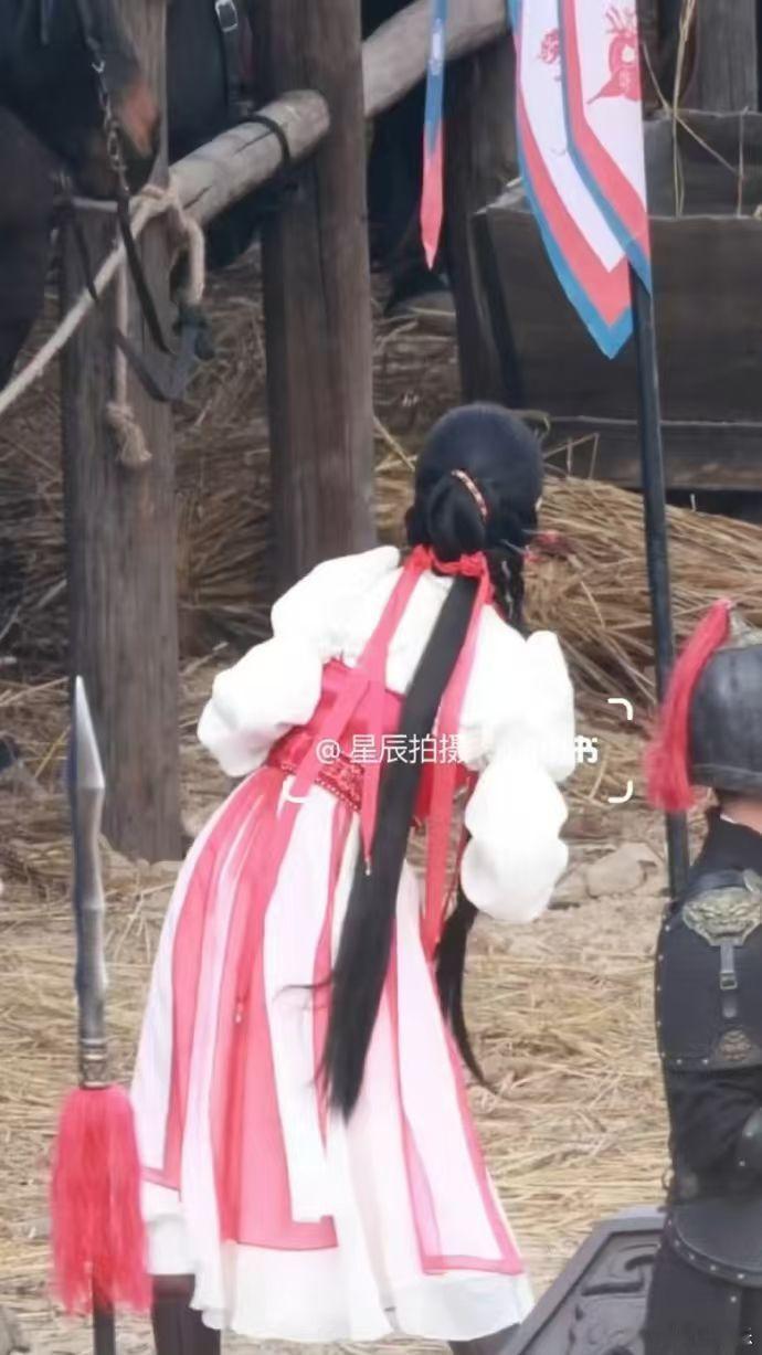 虞书欣倒退企鹅步虞书欣云初新造型路透 虞书欣云初新造型路透，红白衣长辫造型，这个