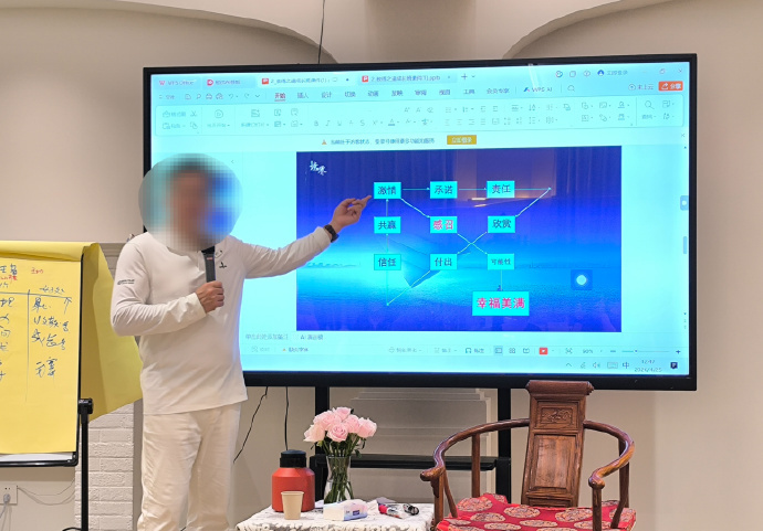 #心理导师称婚姻不幸会株连九族# 【#花数万上心理课被逼当众痛哭下跪#】 #导师